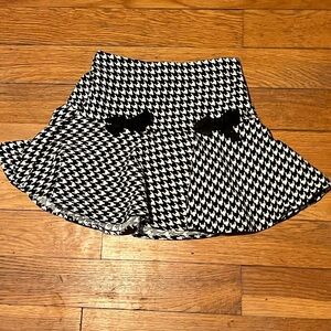 Cute girls black and white skirt with design and bows Size 8-9Y